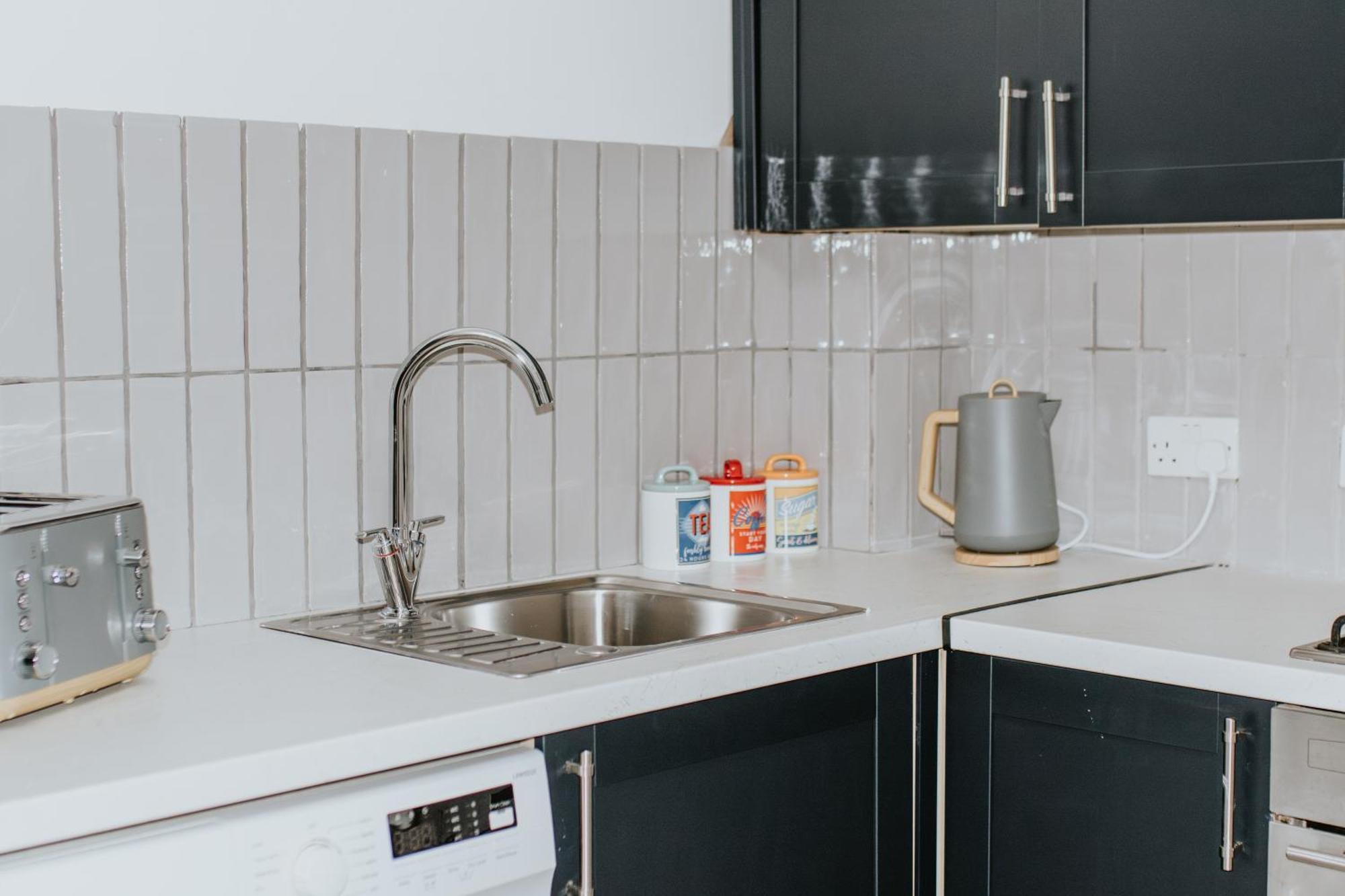 בלפסט Whitehall Square Apartments- Queen'S Quarters מראה חיצוני תמונה
